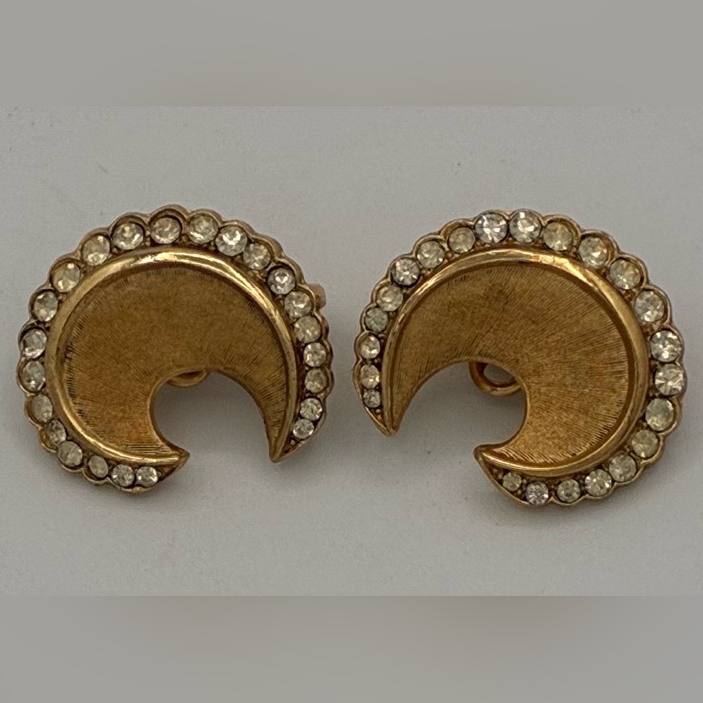 TRIFARI 1950s CLIP ON EARRINGS GOLD TONE CLEAR STONES CRESCENT SHAPE
